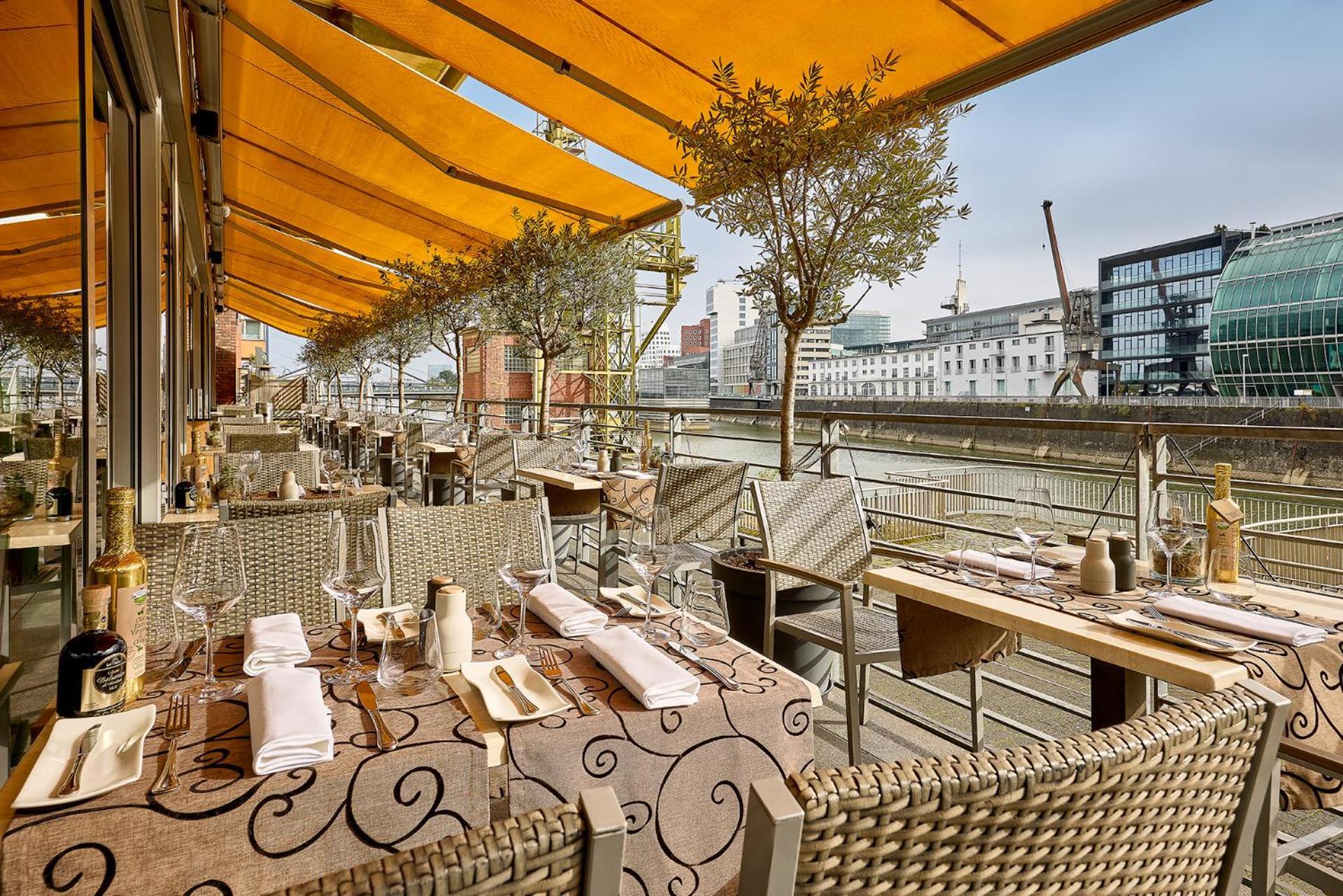 Courtyard By Marriott Duesseldorf Hafen Hotel Екстериор снимка