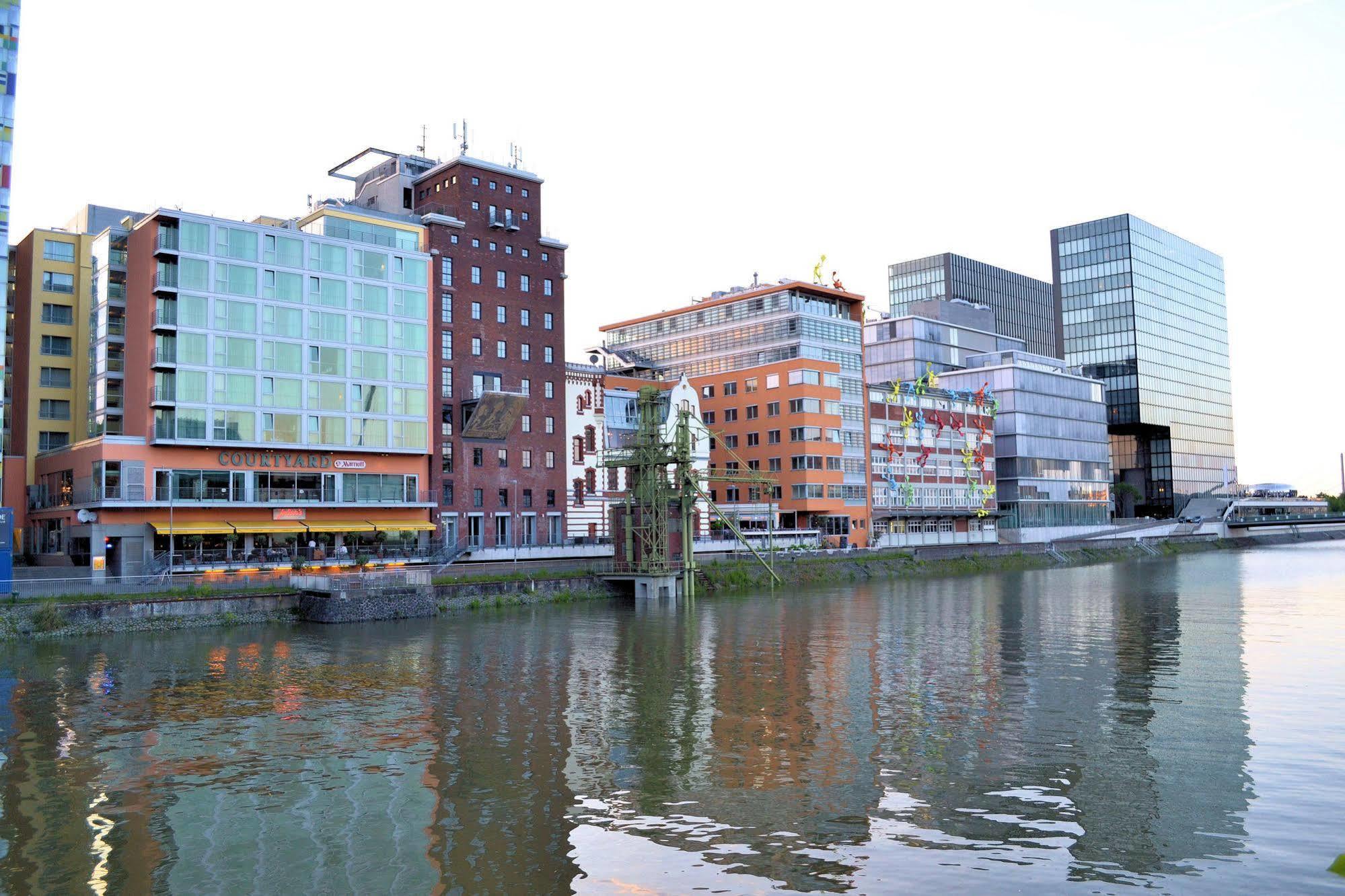Courtyard By Marriott Duesseldorf Hafen Hotel Екстериор снимка