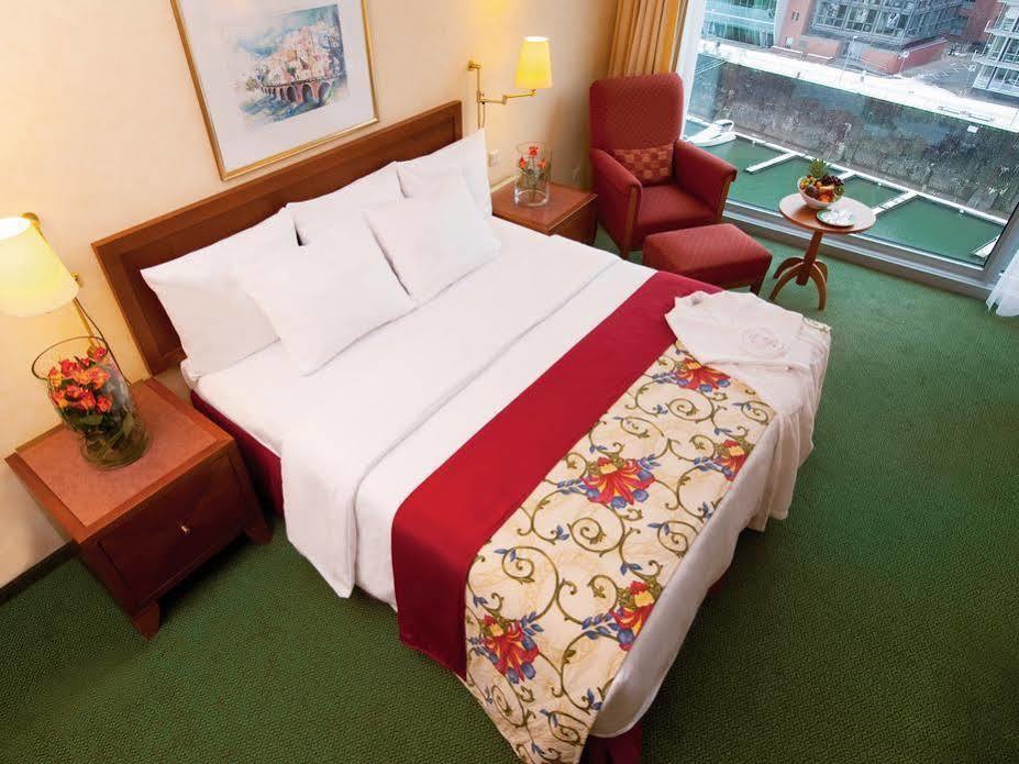 Courtyard By Marriott Duesseldorf Hafen Hotel Екстериор снимка